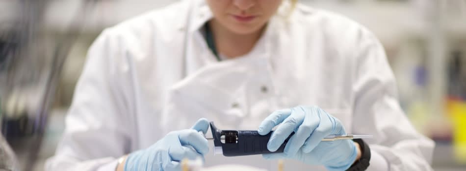 CRUK Manchester Centre Non-Clinical Studentships and Clinical Research Training Fellowships CRUK Manchester Centre Non-Clinical Studentships and Clinical Research Training Fellowships
